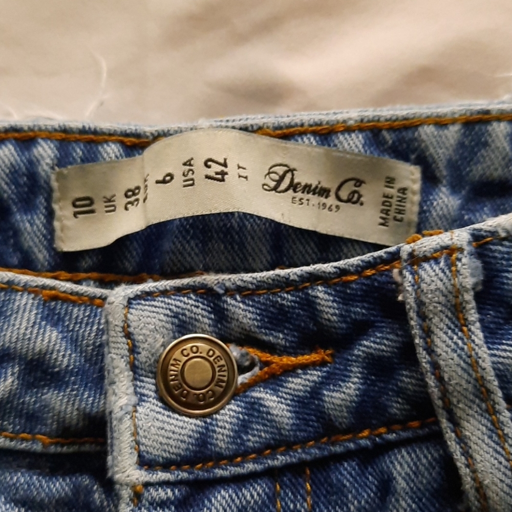 High rise ripped jeans! - Picture 2 of 5